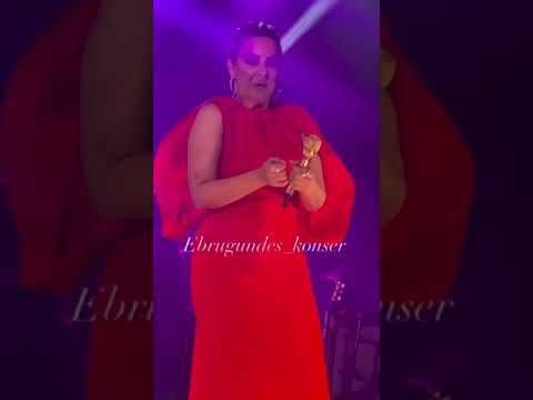 Ebru Gündeş sahnede