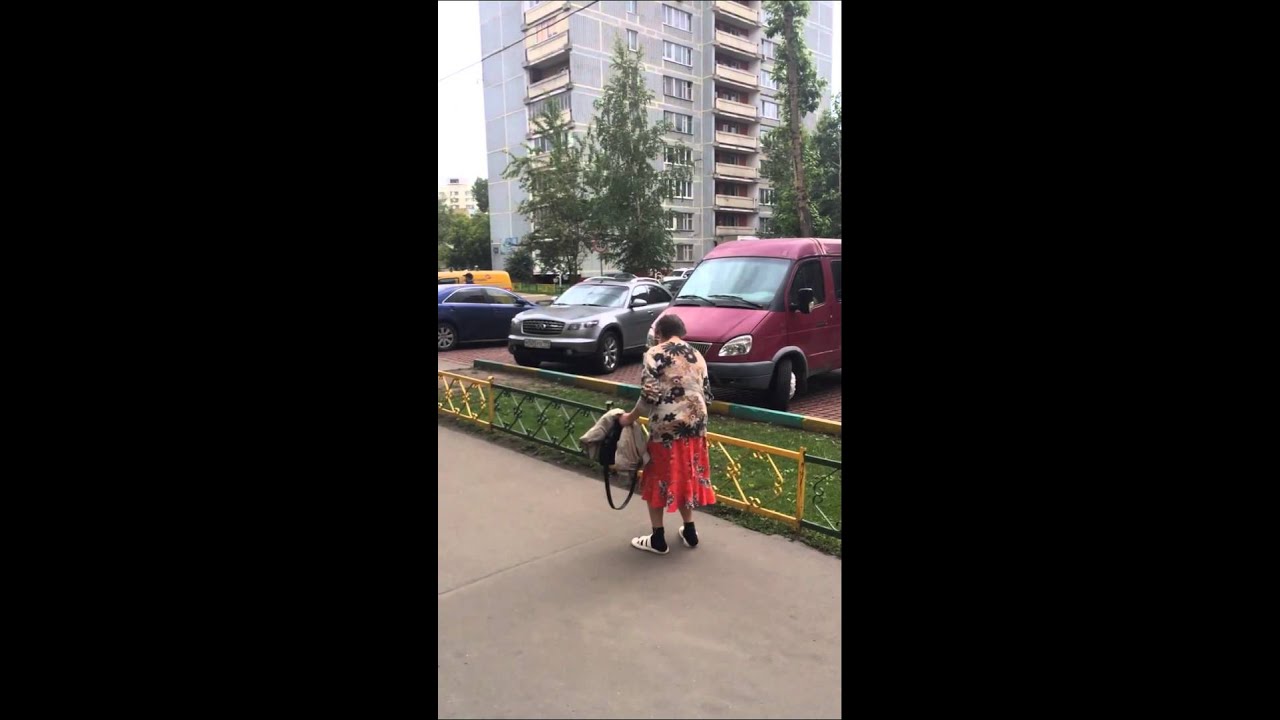 Бабка сосет в машине