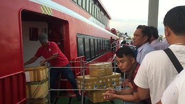 Vận chuyển hàng ký gửi của khách xuống tàu tại cảng Cầu Đá Vũng Tàu
