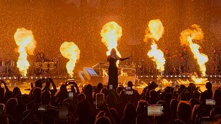 Adele LIVE *Set Fire to the Rain* 2023 GREAT VIEW at Weekends With Resimi