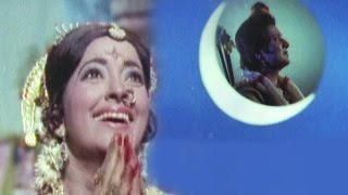  Kah De To Laaj Ka Aanchal Lyrics in Hindi