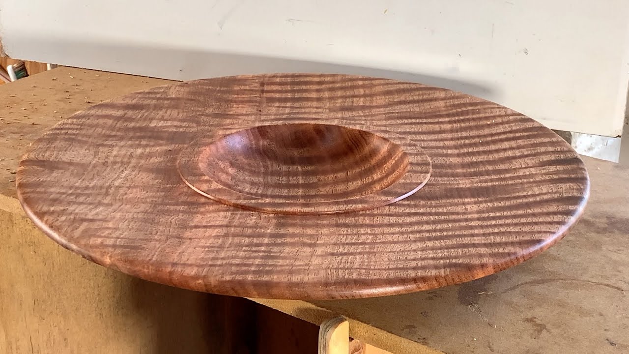 Richard Raffan has problems turning fiddleback eucalypt display bowl.