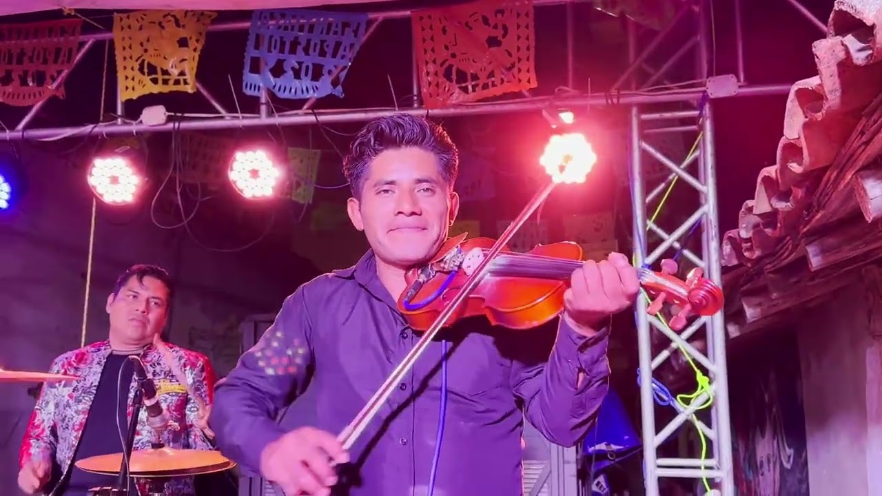 Los Ñanis de Gro. FT Los Hijos de La LLuvia Tocando en una Boda en Coicoyán de las Flores