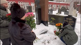 Родственники и друзья в день памяти на могиле Елизаветы Глинка (доктор Лиза) Новодевичье 25.12.2023