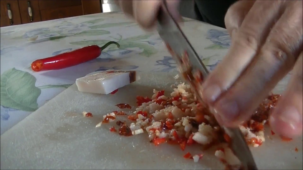 Spaghetti con battuto di lardo e pomodorini secchi sott'olio