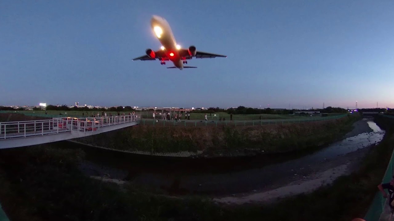 RICOH THETA V - 4K & 360° Spatial Audio Sample (Airport 1 / Night)