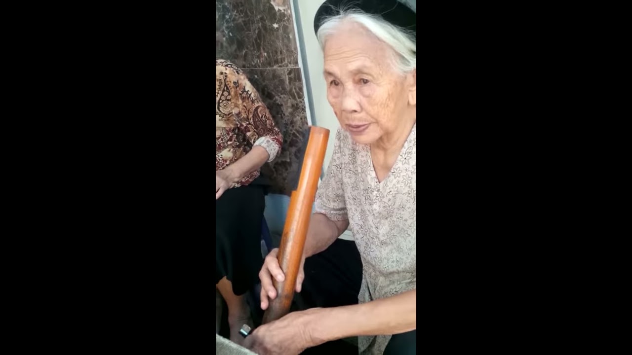 Cụ bà 84 tuổi hút thuốc lào