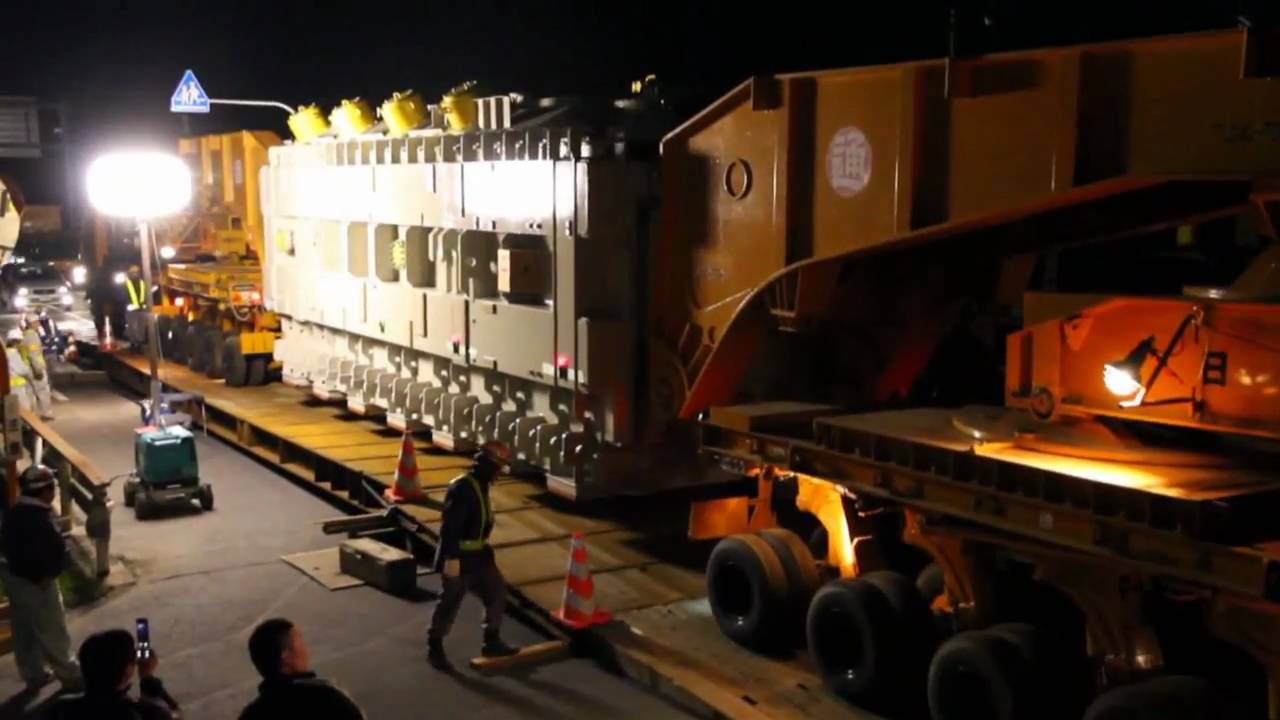 日通大型トレーラーによる巨大変圧器の輸送
