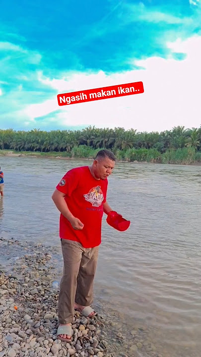 ngasih makan ikan..  #lucu #comedy #ngakak #trending #hiburansegar #shots #funny #feedshorts