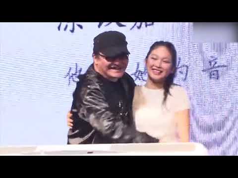 55岁刘欢近照，老婆隐藏了整整30年，26岁女儿比娇妻还美