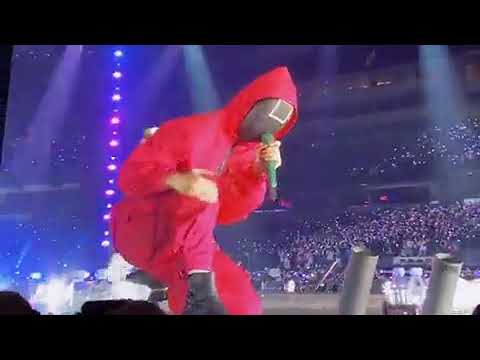 LoL Taehyung was trying to flip the mic but it fell🤣🤣#bts