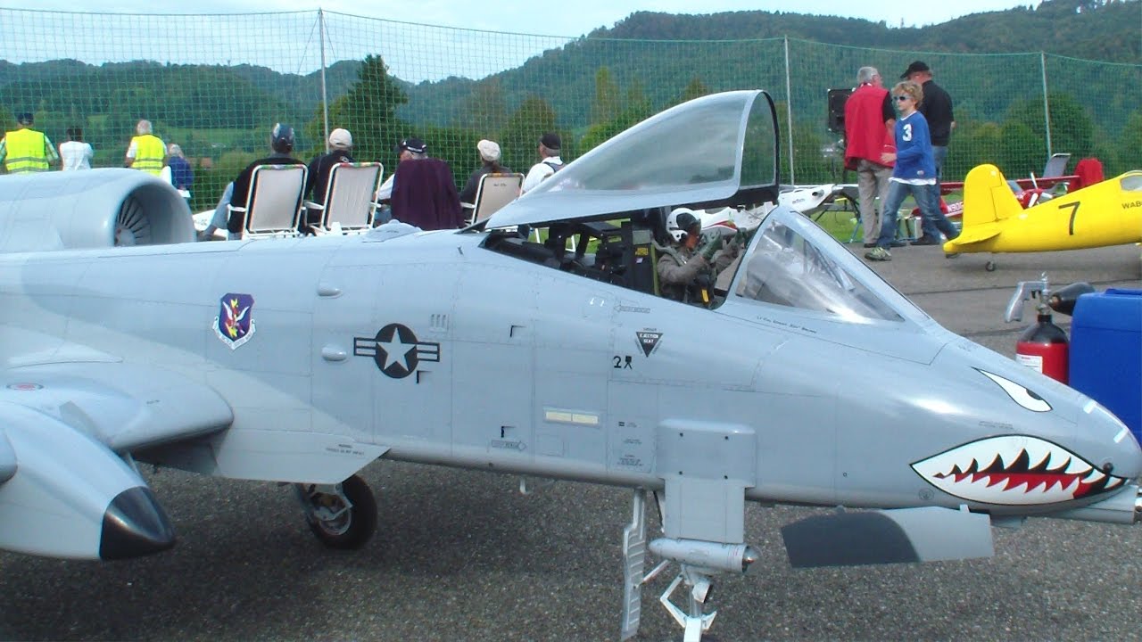 R/C SCALE WARTHOG A10 TWIN TURBINE MODELL JET with Live Gatling Gun
