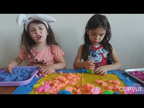 სალი და ლეა თმაშობენ კინეტიკური ქვიშით