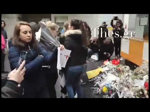 Τραγωδία στα Τέμπη: Νέοι αφήνουν λουλούδια στη Σιδηροδρομικό Σταθμό Θεσσαλονίκης
