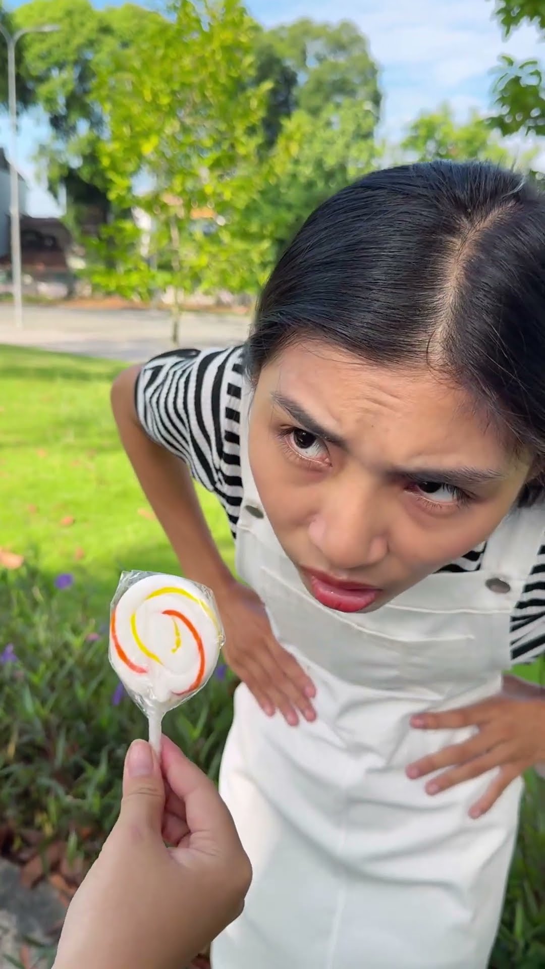 LNF - Niềm vui bất ngờ từ cây kẹo || Unexpected joy from candy cane #shorts