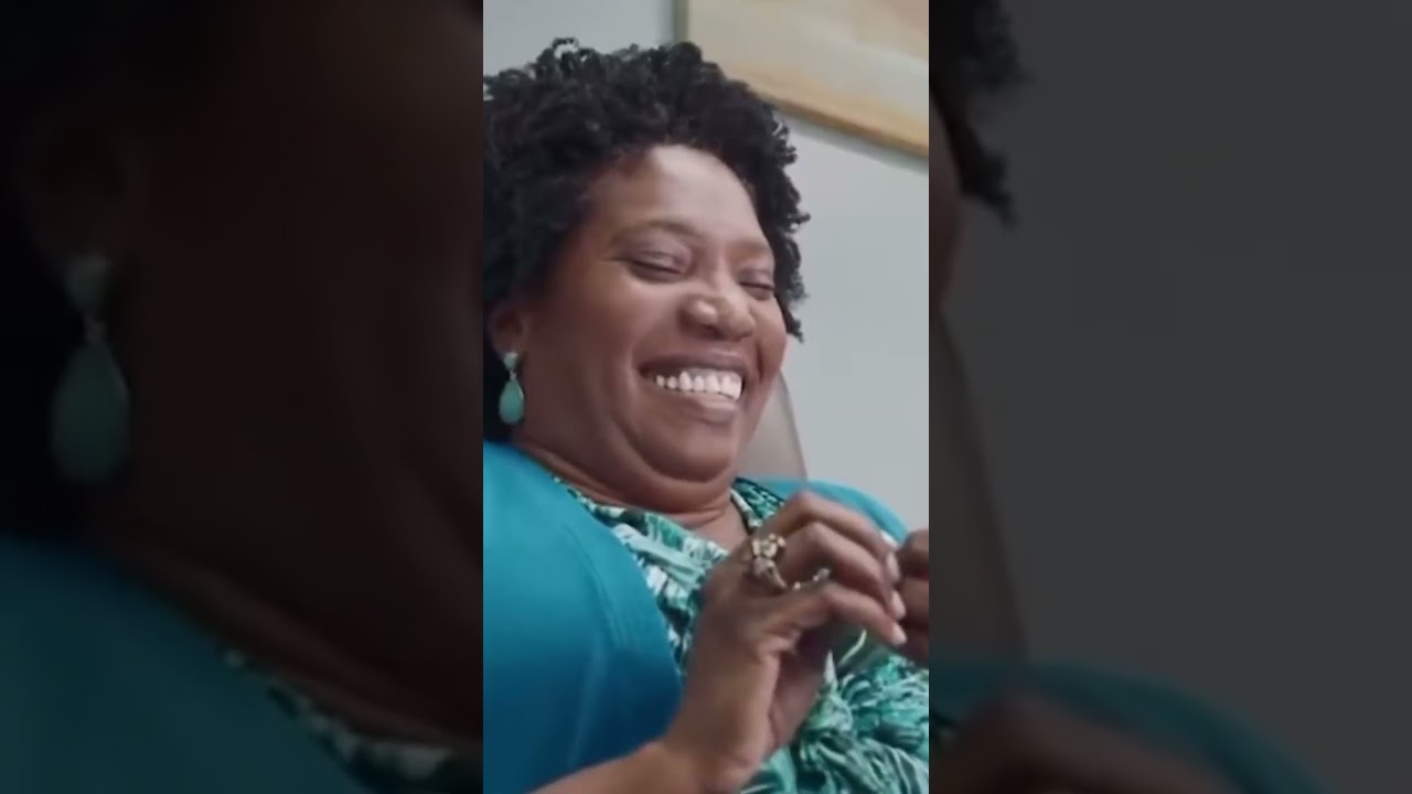 Jugamos que se siente con mi mamá