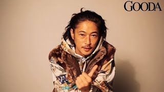 窪塚洋介、私服スタイリングを披露　撮影の様子チラ見せ　「GOODA」Vol.62メーキング映像