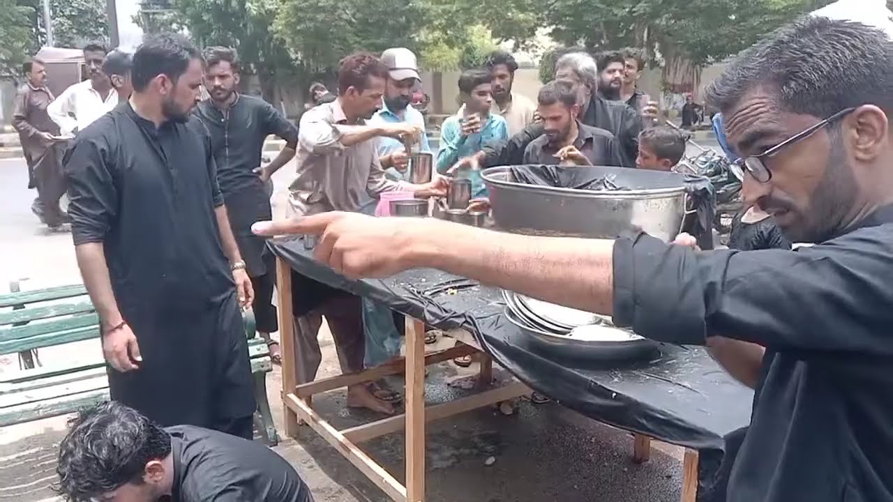 Junior Zulfiqar Ali Bhutto on 10th Muharram Karachi Sindh distributing Sabeel and Niyaz e Hussain