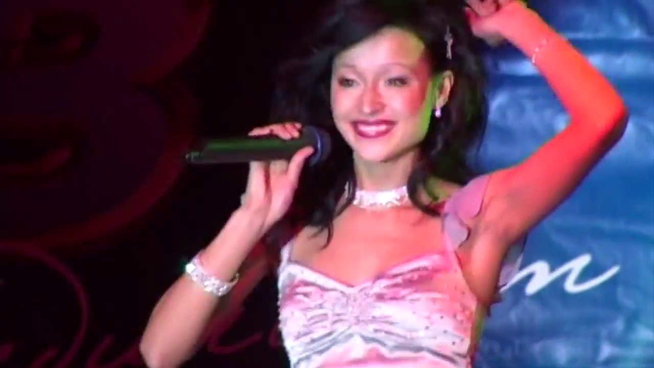 Төсекте жалаңаш Николь Остин Конвульсиялық оргазмы бар лесбияндық порно