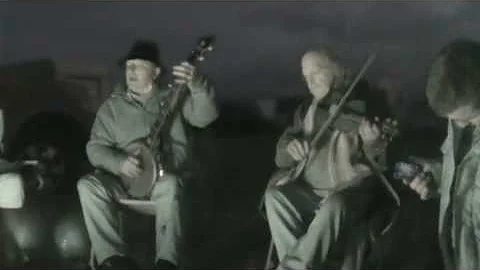 Billy & Walter Lloyd sing Gallo Del Cielo on Apple...