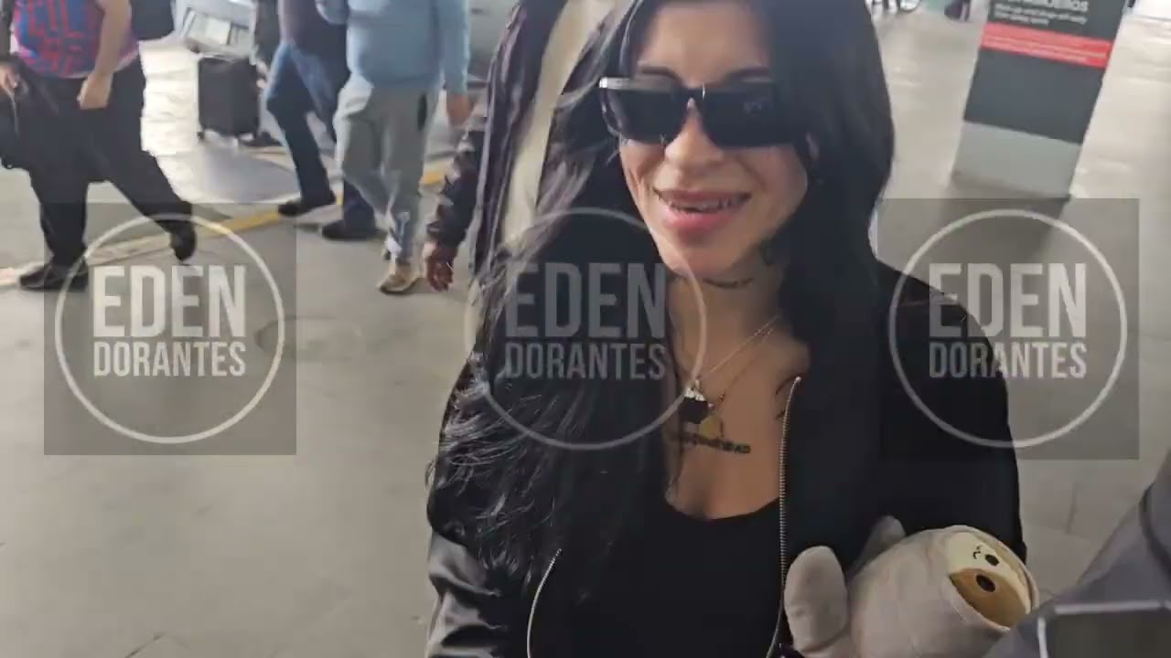 CAZZU Llegó a México con su hija INTI la cantante enfrento algunos  cuestionamientos de la prensa