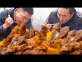 10斤排骨，二弟做“牛肉排骨”，1人1斤吃撑了｜Mukbang【鐵鍋視頻】