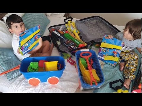 Fatih Selim ile Yusuf tatile giderken bir bavul yeni oyuncak getirdi.Oyuncakları birlikte açıyorlar