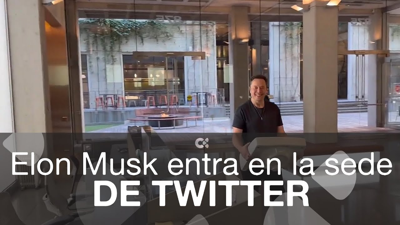 Elon Musk entra en la sede de Twitter con un lavamanos - YouTube