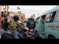 suasana jam sibuk di perlintasan kereta jakarta