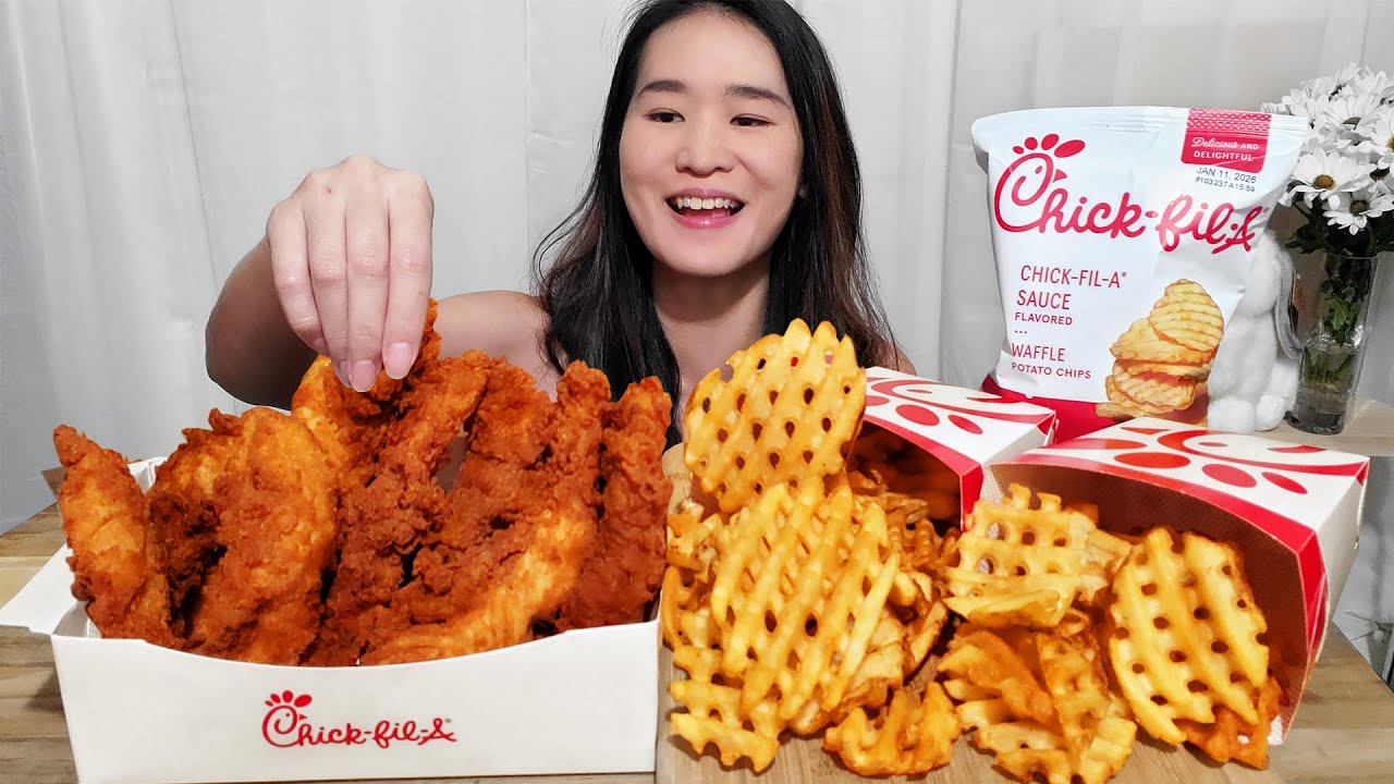 Ем очень сочные и нежные куриные стрипсы и картофель фри в виде вафель из Chick-Fil-A | Увлекател...