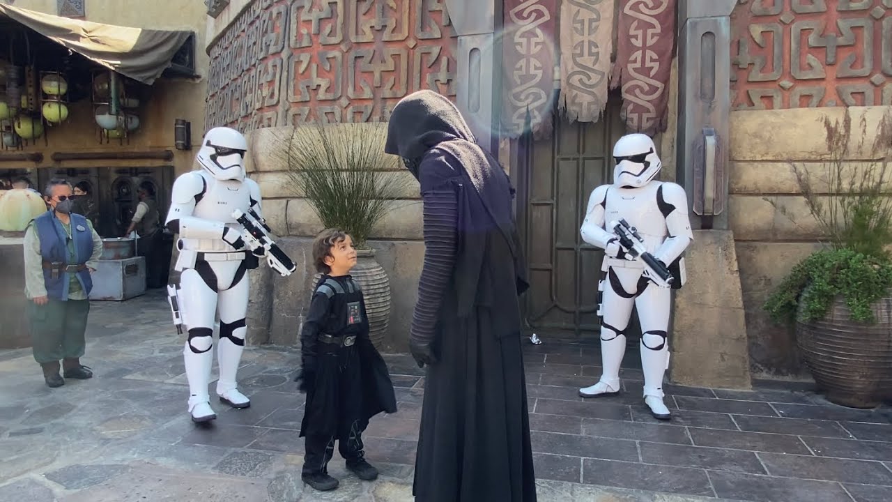 Кайло Рен использует Силу против других, чтобы перейти на Тёмную сторону.