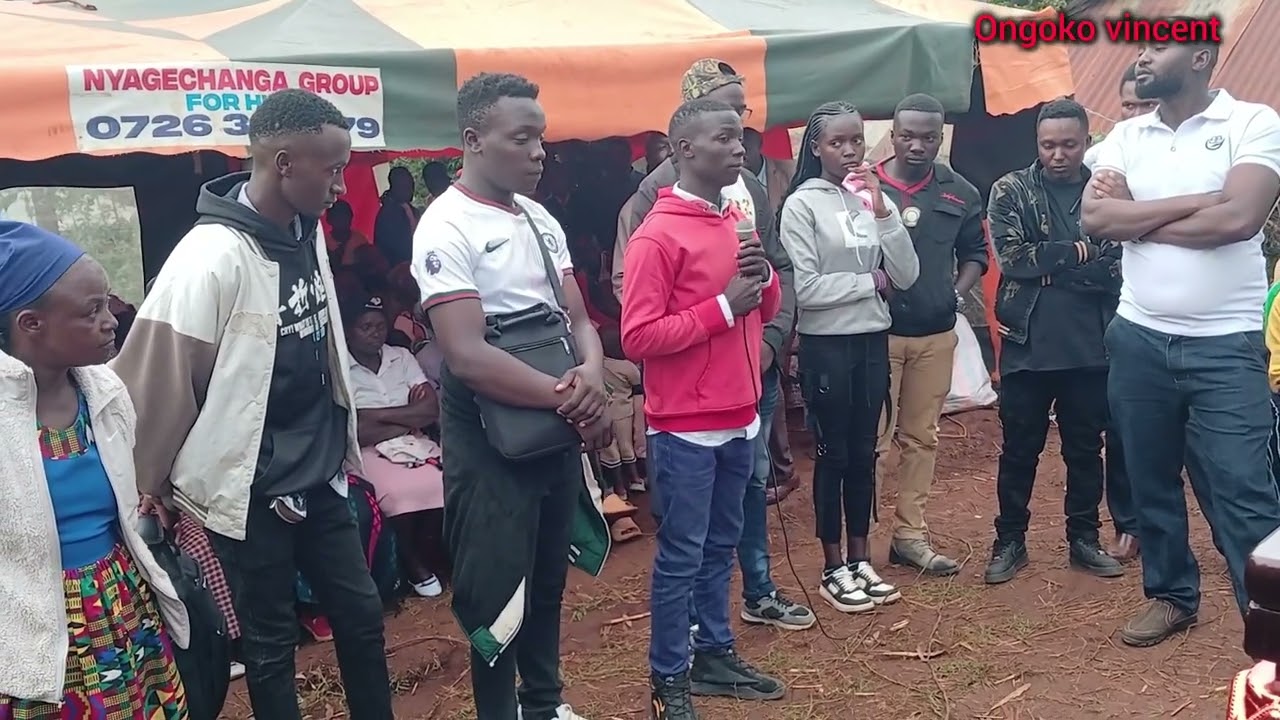 Товарищи из университета Масено выступили на похоронах Кайзера Джозефа. Печально. Посмотрите, что...