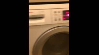 טכנאי מכונות כביסה איתן מלצר בסרטון המדגים רעש ממכונת הכביסה