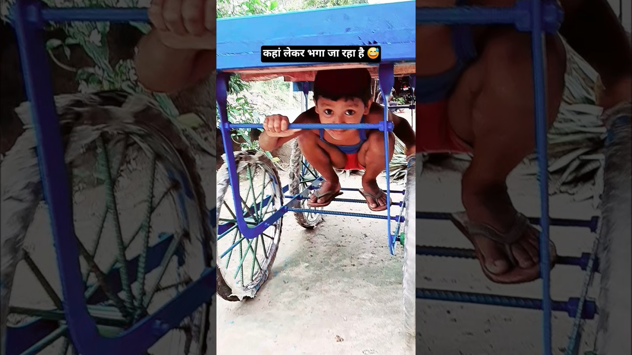 कहा घुस गया ठेले में 😅 