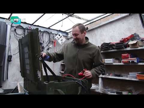 Дніпровські волонтери виготовляють павербанки для ЗСУ з ящиків для боєприпасів