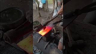 il modo tradizionale in cui i fabbri maneggiano il ferro rovente #blacksmithart #kerajinantangan