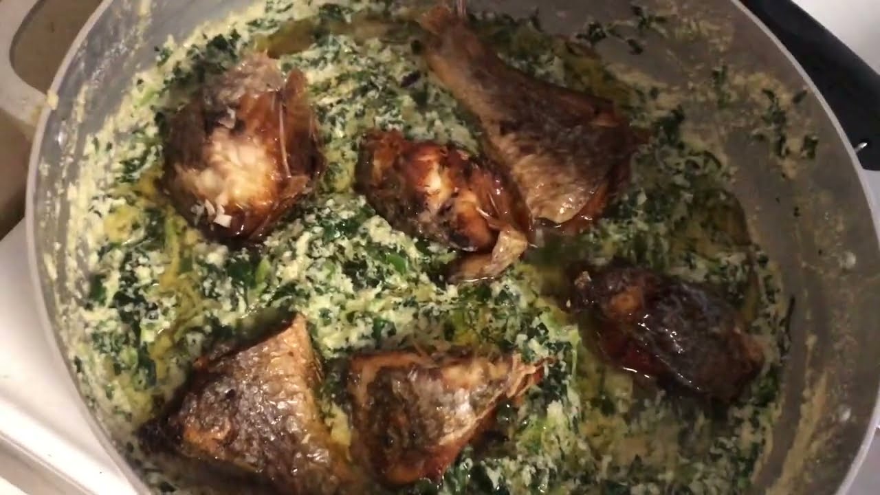 Épinards aux arachides trempés et poisson bar