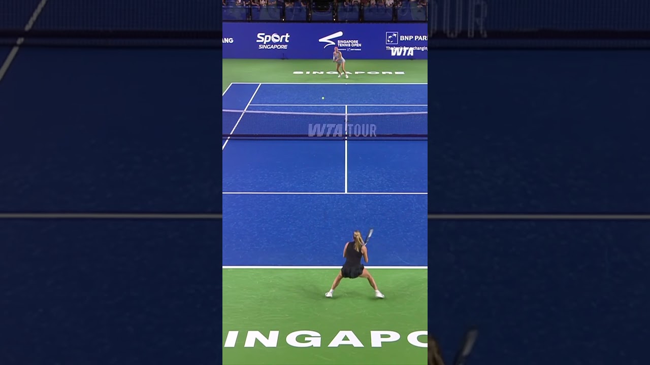 She isn't backing down 🔥 Rebecca Sramkova holding on against Chwalinska in Singapore.#SgTennisOpen