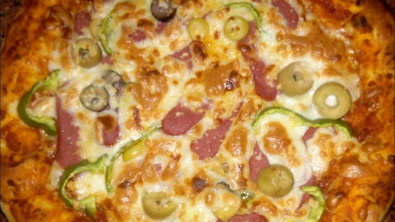 سر عمل بيتزا المحلات🍕🍕 بكل تفاصيلها من اول العجينه والصلصة والتسوية وهتطلع معاكي تجنننننننننننننن