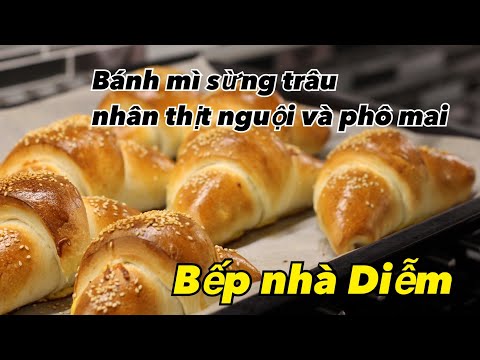 Video Bánh mì sừng trâu nhân thịt nguội và phô mai! | Bếp... - youtube