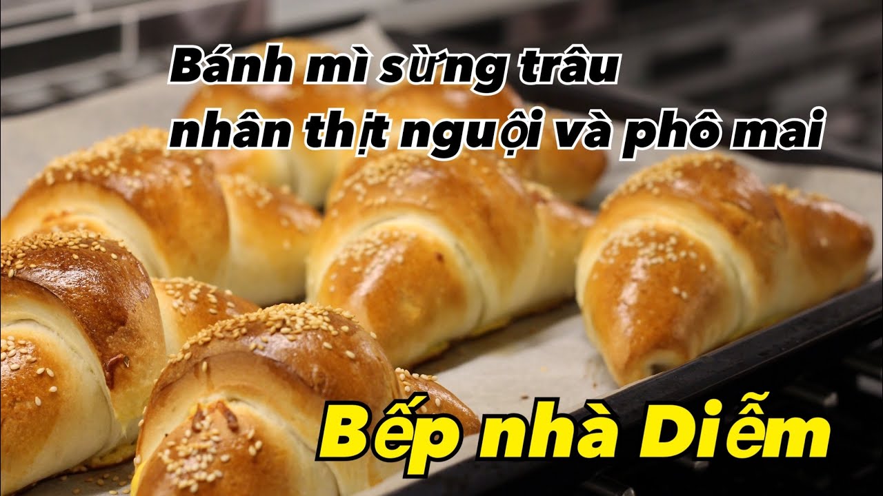 Bánh mì sừng trâu nhân thịt nguội và phô mai! | Bếp nhà Diễm |