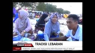 Tradisi Lebaran Di Bali - Makan Ketupat Di Pantai.