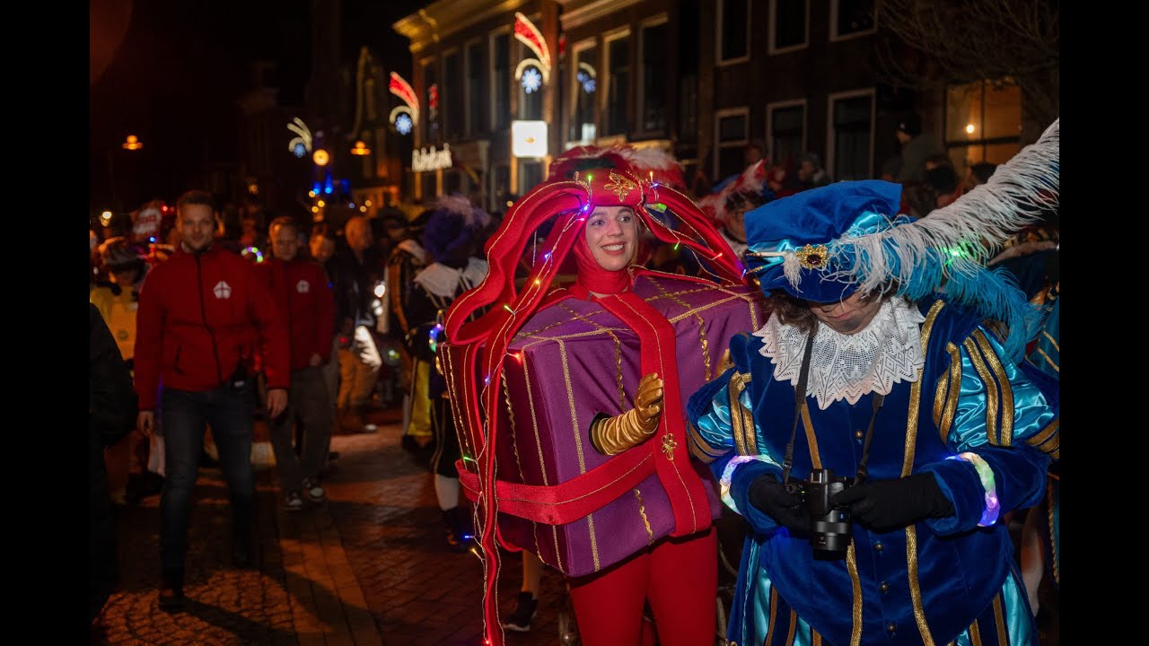 Sinterklaas trekt in donker door stralend verlicht Dokkum