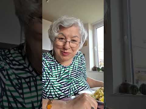صبحانه ناهار امروز من و مریم آرایشگرمون با شما زرشک پلو با مرغ و ترشی و بعد هم هندونه