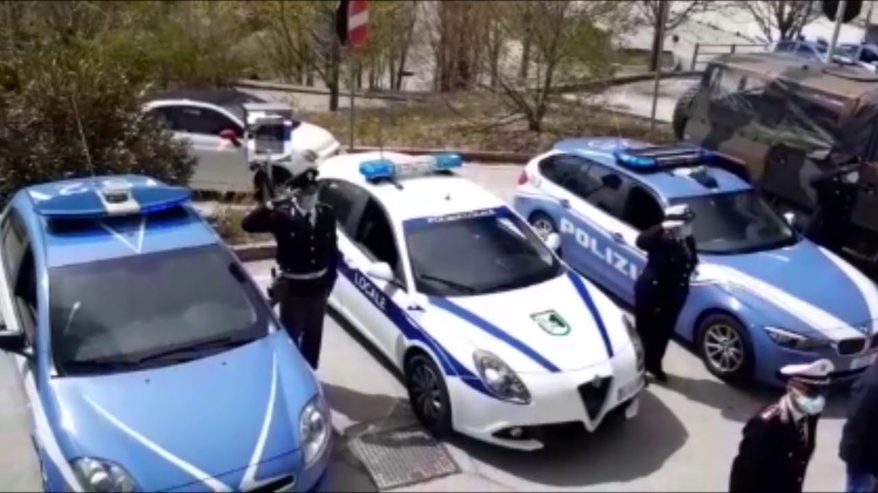 Il saluto delle forze dell'ordine negli ospedali Covid