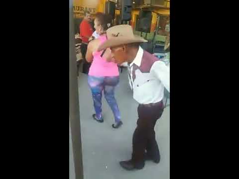 bailando en la pulga