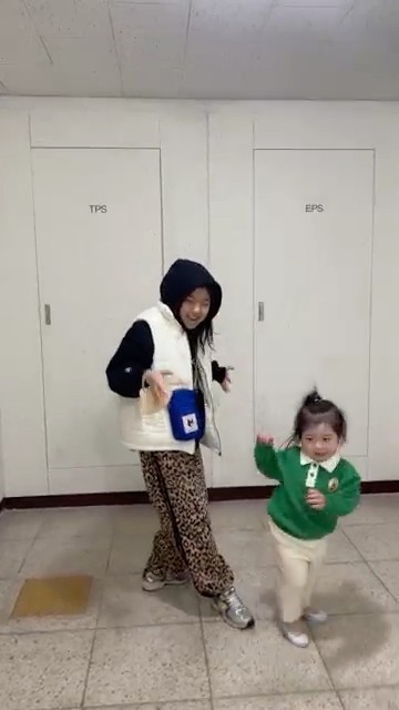 9살터울 춤추는자매 안지유vs안지안 댄스배틀 안지안 진짜 잘한다 우와ㅋ#안지유#안지안#cute #dance #챌린지#지유지안 ...