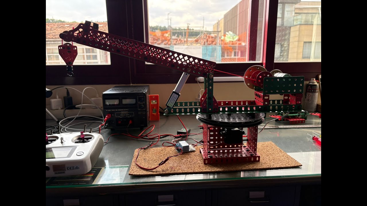 GRÚA RADIOCONTROLADA