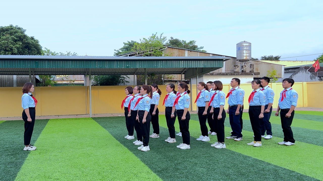 CHỈ ĐỊNH TẬP HỢP ĐỘI HÌNH HÀNG DỌC, CHỈNH ĐỐN CỰ LY, THỰC HIỆN CÁC ĐỘNG TÁC CÁ NHÂN DI ĐỘNG