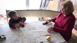 Büyük Anneanne ve Dede ile Oyuncak Arabalar Çocuk Videosu
